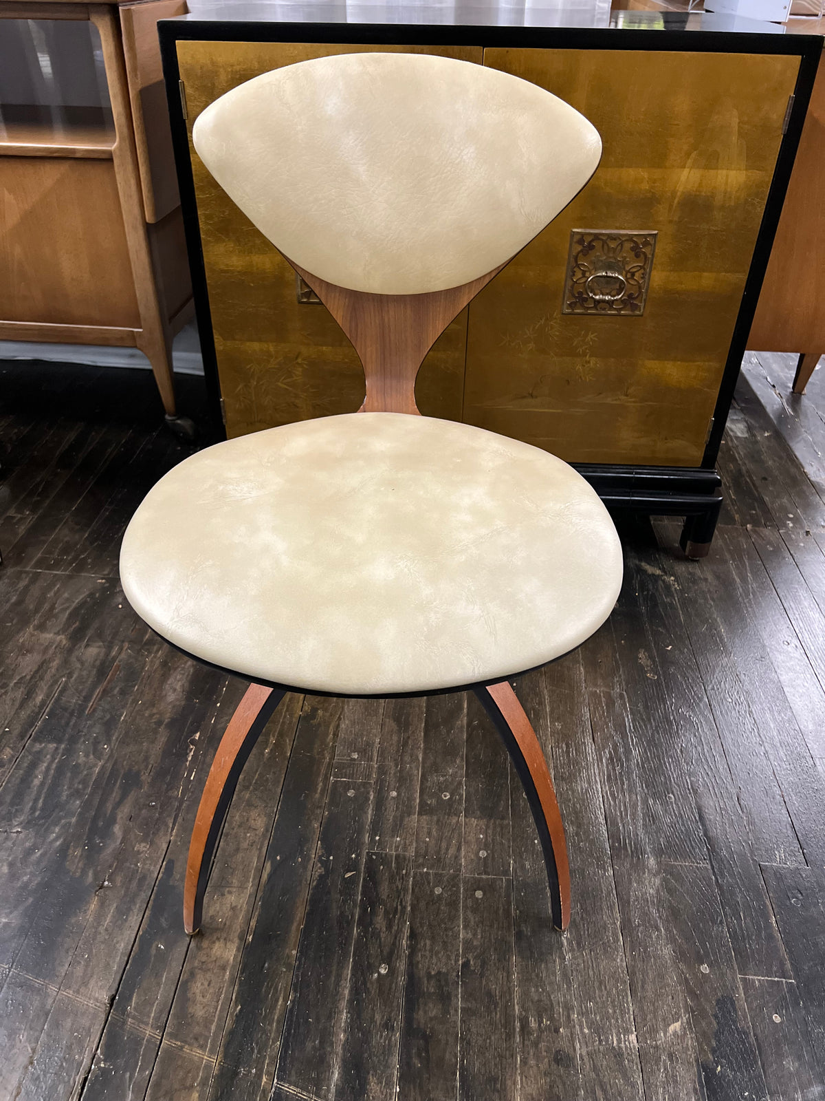 Cherner and Knoll chair rental - 1 day