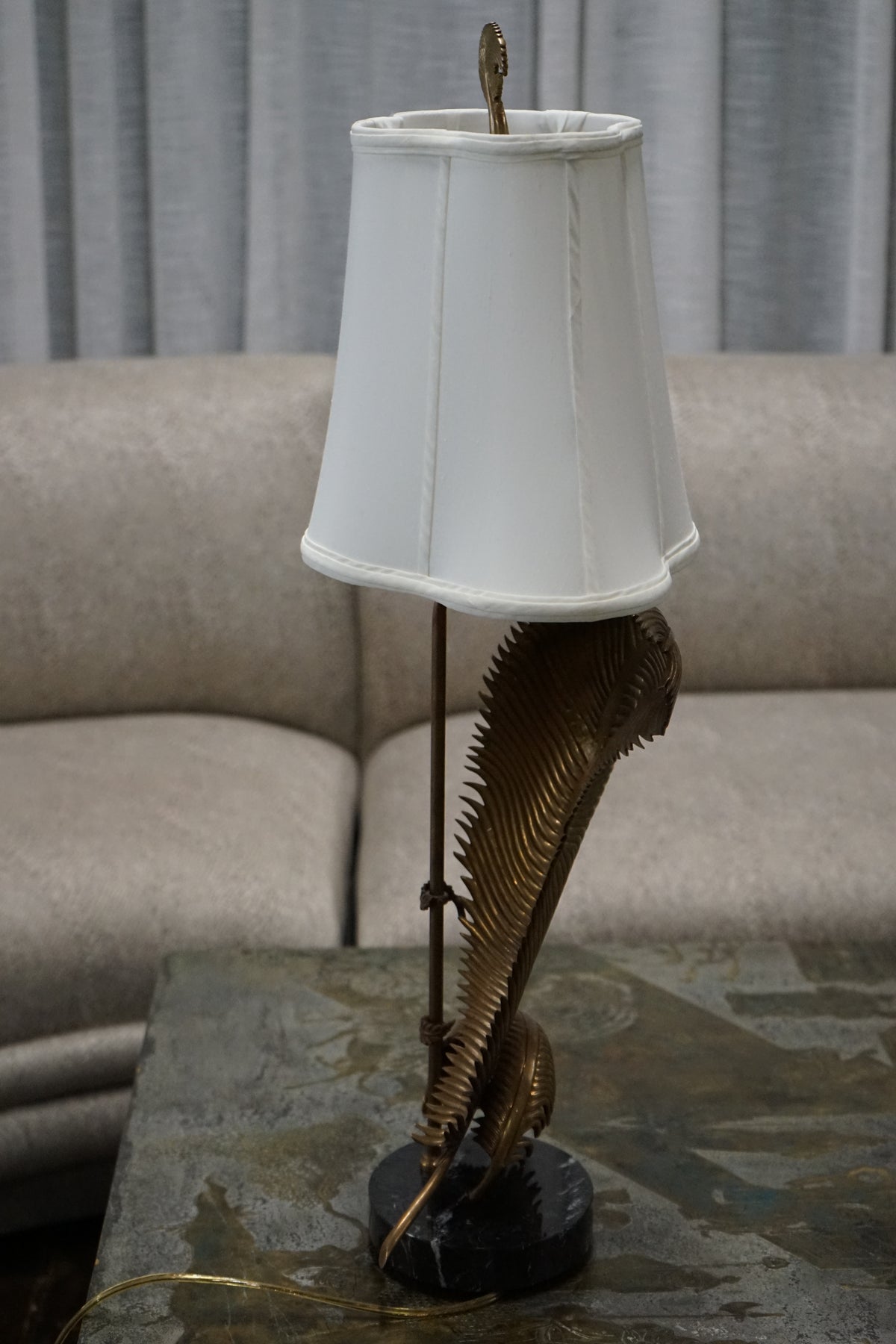 A stunning table lamp by Chapman (circa 1990's). The lamp features 2 palm fronds in brass that appear to be bent or swaying. Chicago, Studio Sonja Milan
