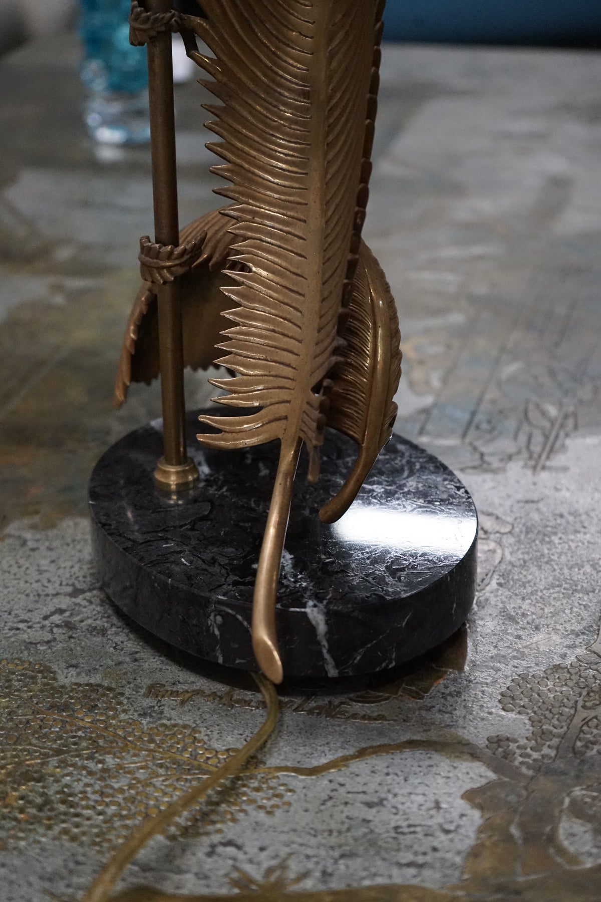 A stunning table lamp by Chapman (circa 1990's). The lamp features 2 palm fronds in brass that appear to be bent or swaying. Chicago, Studio Sonja Milan
