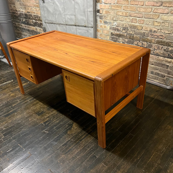 Mid-century executive floating top desk by H.P. Hansen manufactured in Demark circa 1970s. This beautiful desk was made of the highest quality teak.  The back of the desk is completely finished and has one inset opening that can be used for book storage or to display decorative items. STUDIO SONJA MILAN, Chicago, IL