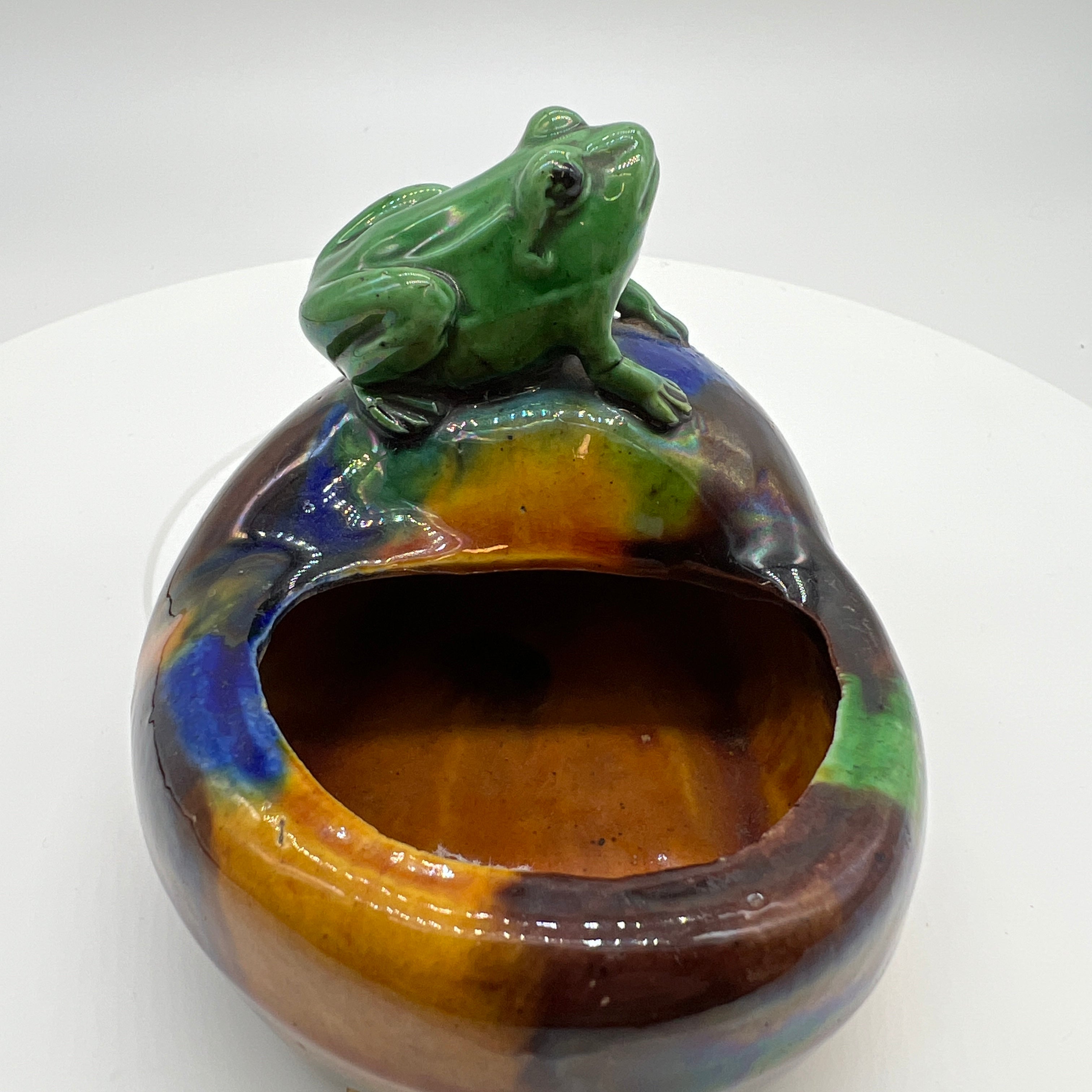 Chinese Sancai Glazed Conch Shaped Brush Washer with Green Frog