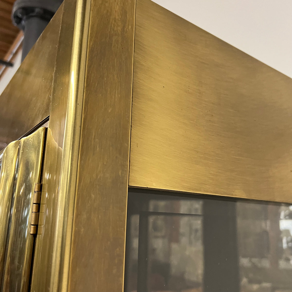 Lovely brass and glass vitrine by Mastercraft. The cabinet features 4 doors and several adjustable glass shelves. The inside of the cabinet has antique glass.