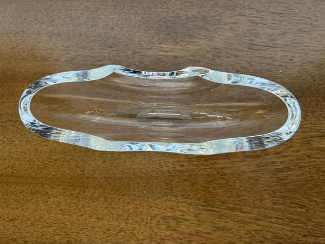 Stunning hand-blown crystal modern Steuben Equinox art glass vase bowl in Equinox pattern #8517 by designer Neil Cohen. 