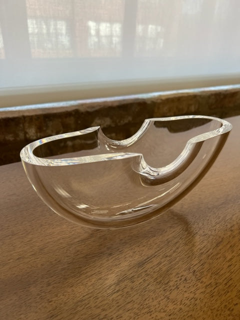 Stunning hand-blown crystal modern Steuben Equinox art glass vase bowl in Equinox pattern #8517 by designer Neil Cohen. 