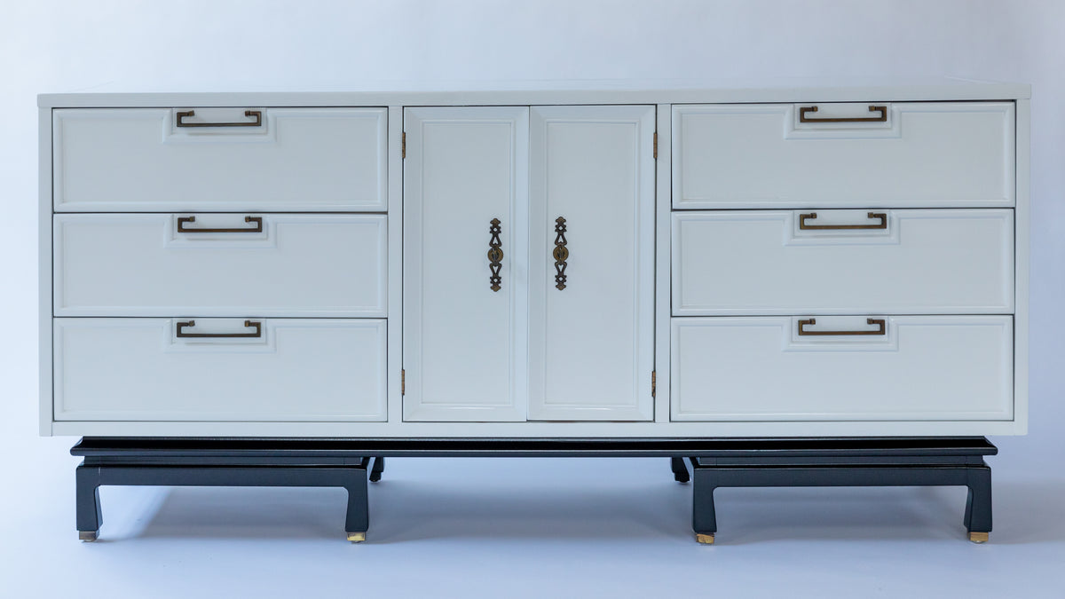 White American of Martinsville Mid-Century Dresser with Black Base – Studio Sonja Milan White American of Martinsville Mid-Century Dresser with Black Base – Studio Sonja Milan